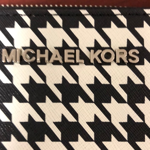 Never used Michael Kors zipper wallet. - Picture 2 of 4